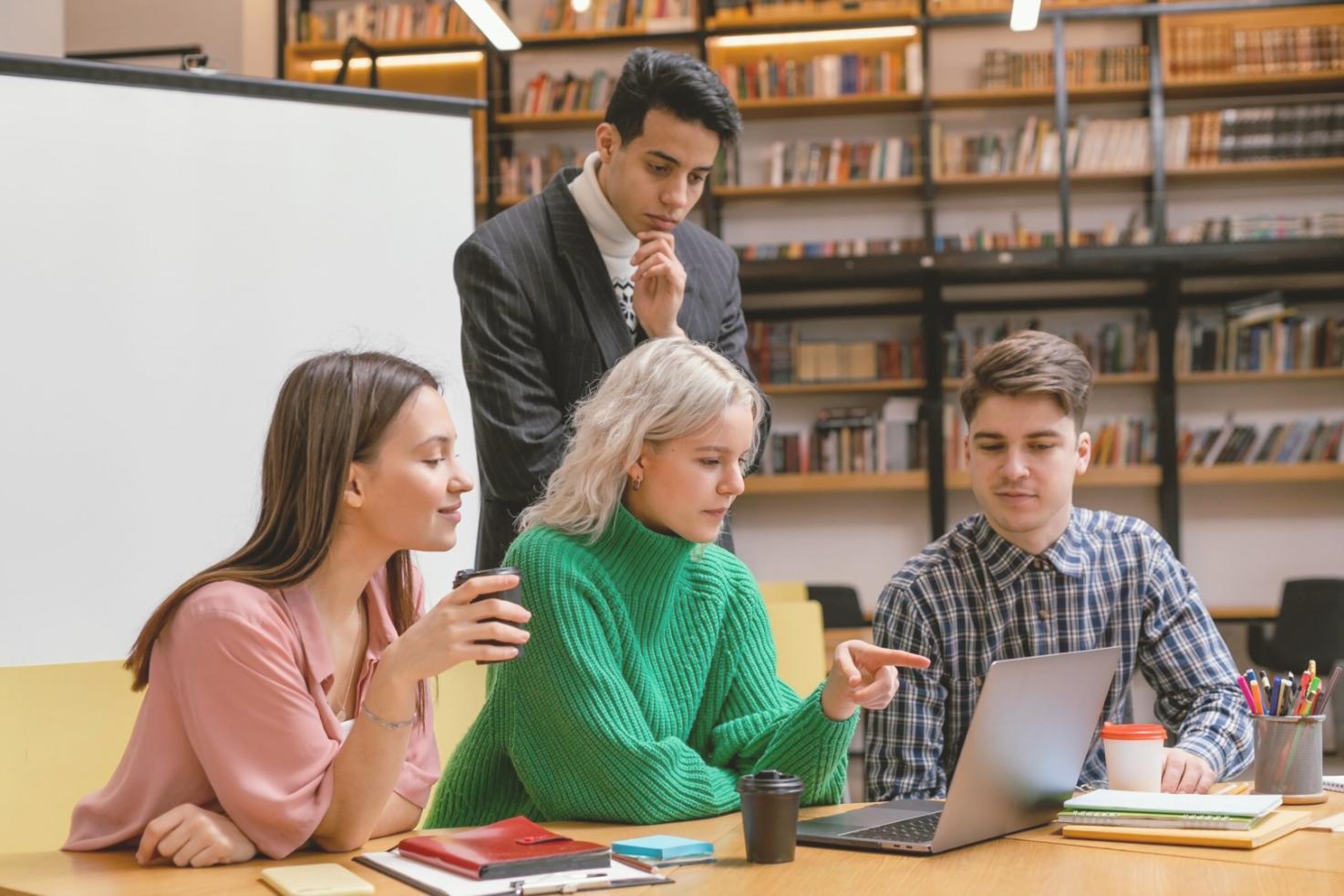 Profesionales trabajando en modelos financieros colaborativos