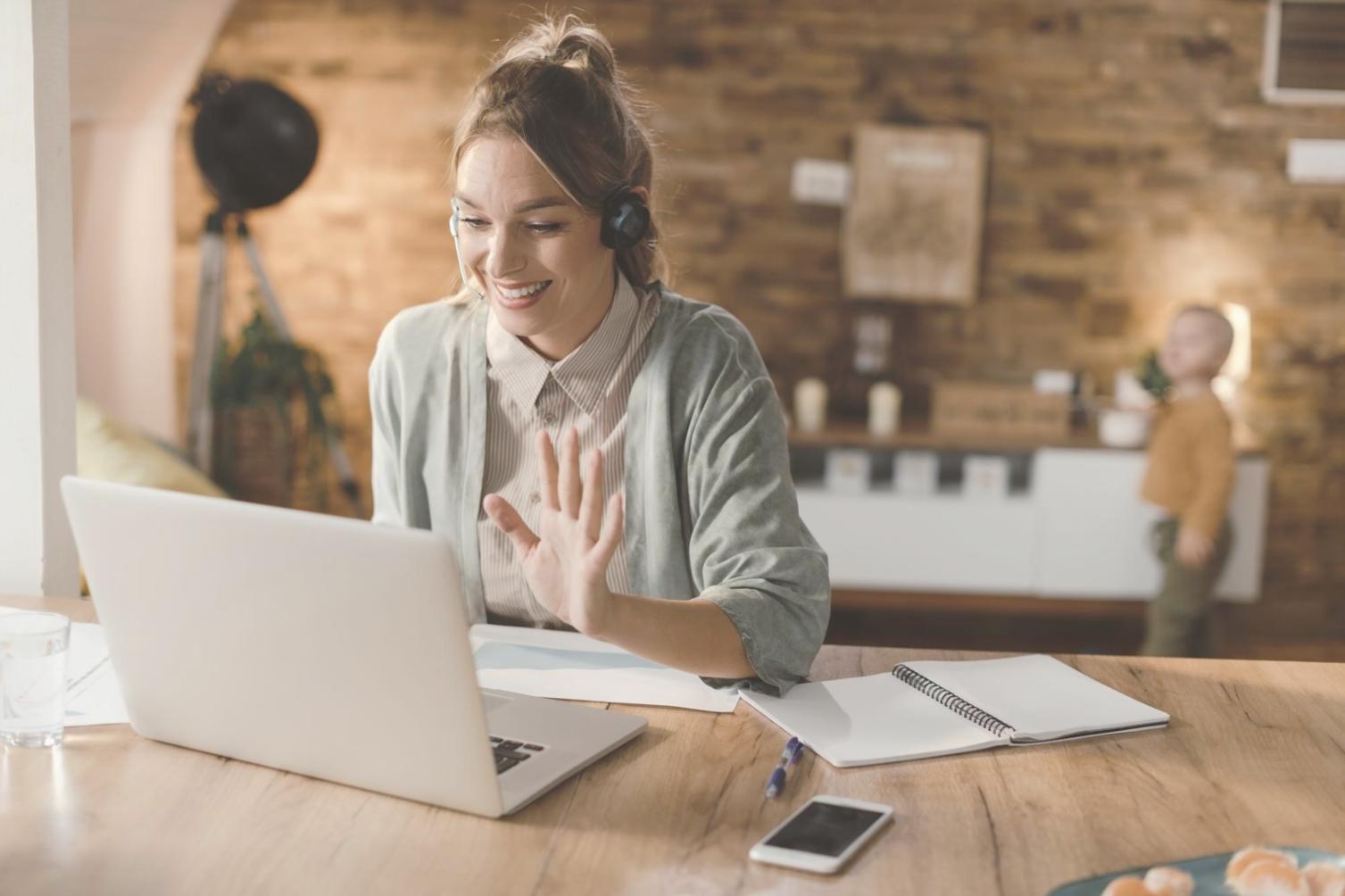 Profesionales trabajando en modelado financiero en oficinas modernas